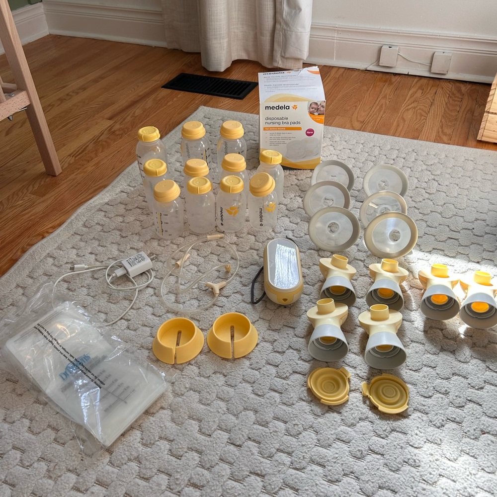 Medela Freestyle Breast Pump + extra accessories. See photo.